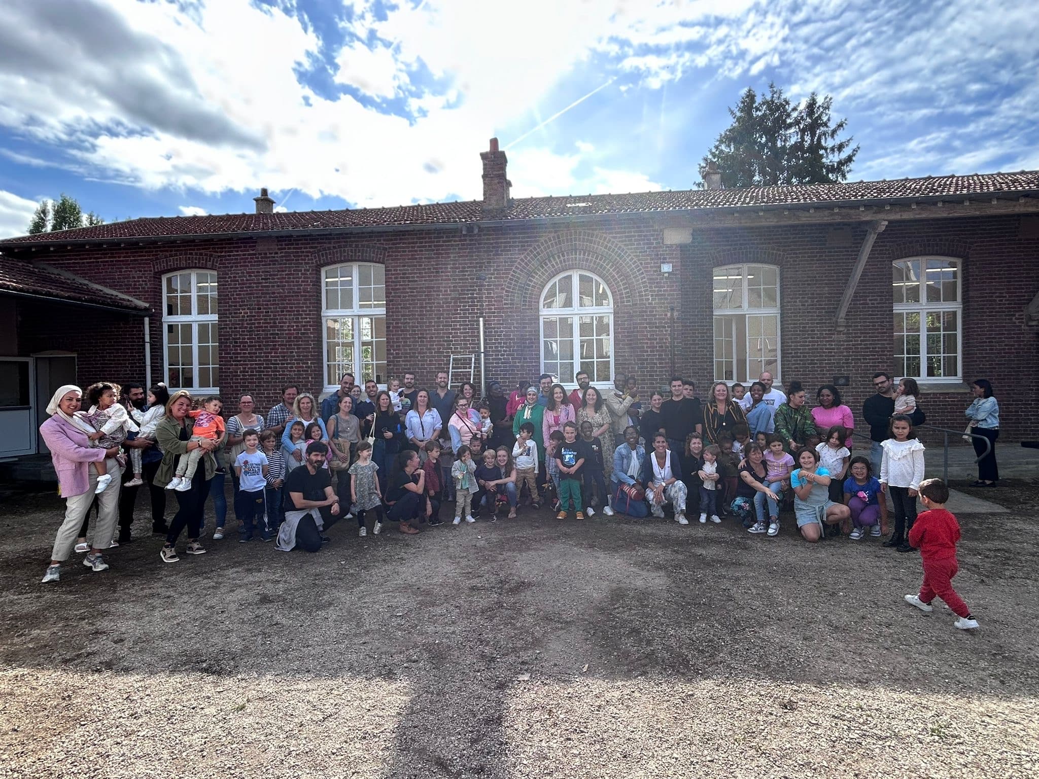 La communauté de La Vallée des Hoyas réunie devant l’école