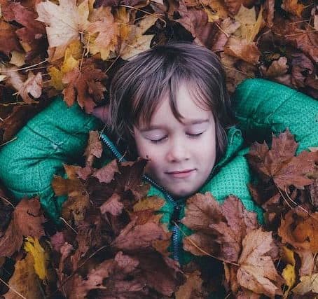 Enfant découvrant la nature