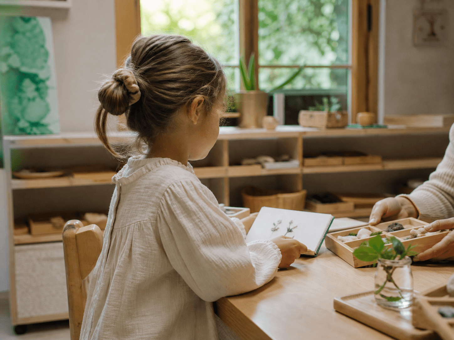 Enfant échangeant autour d’une activité Montessori