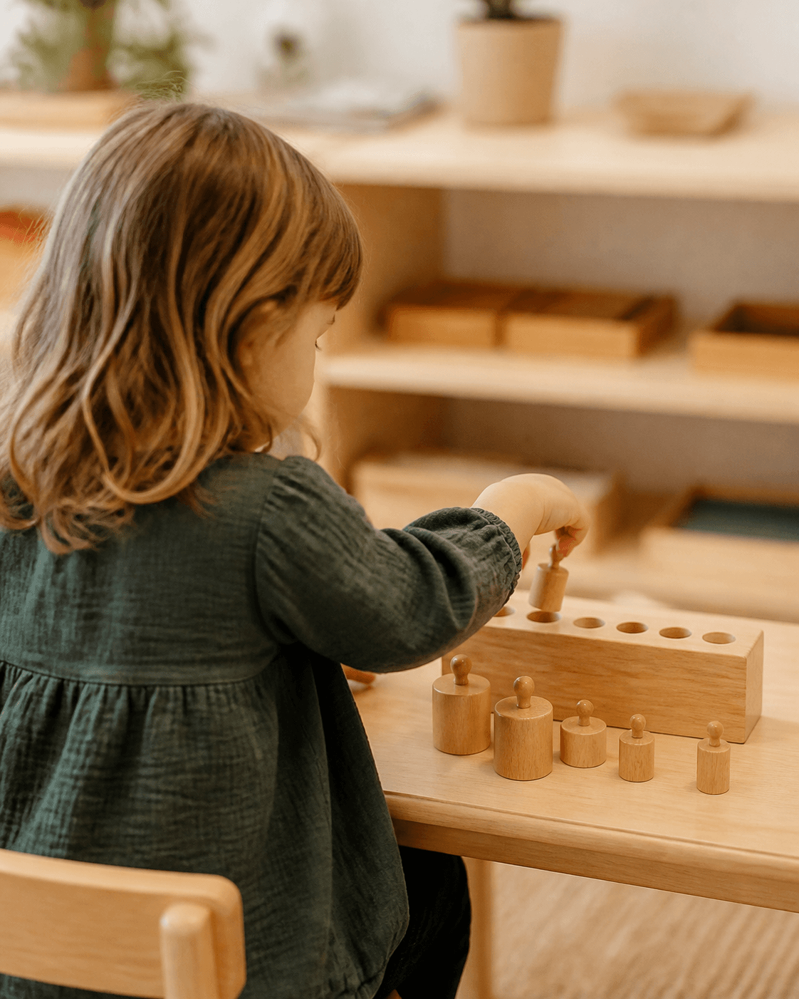 Enfant explorant le matériel Montessori